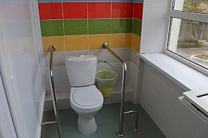 3.Oborudovannaya kabinka dlya malomobilnoj gruppy v tualetnoj komnate v shkole 300x200 Доступная среда